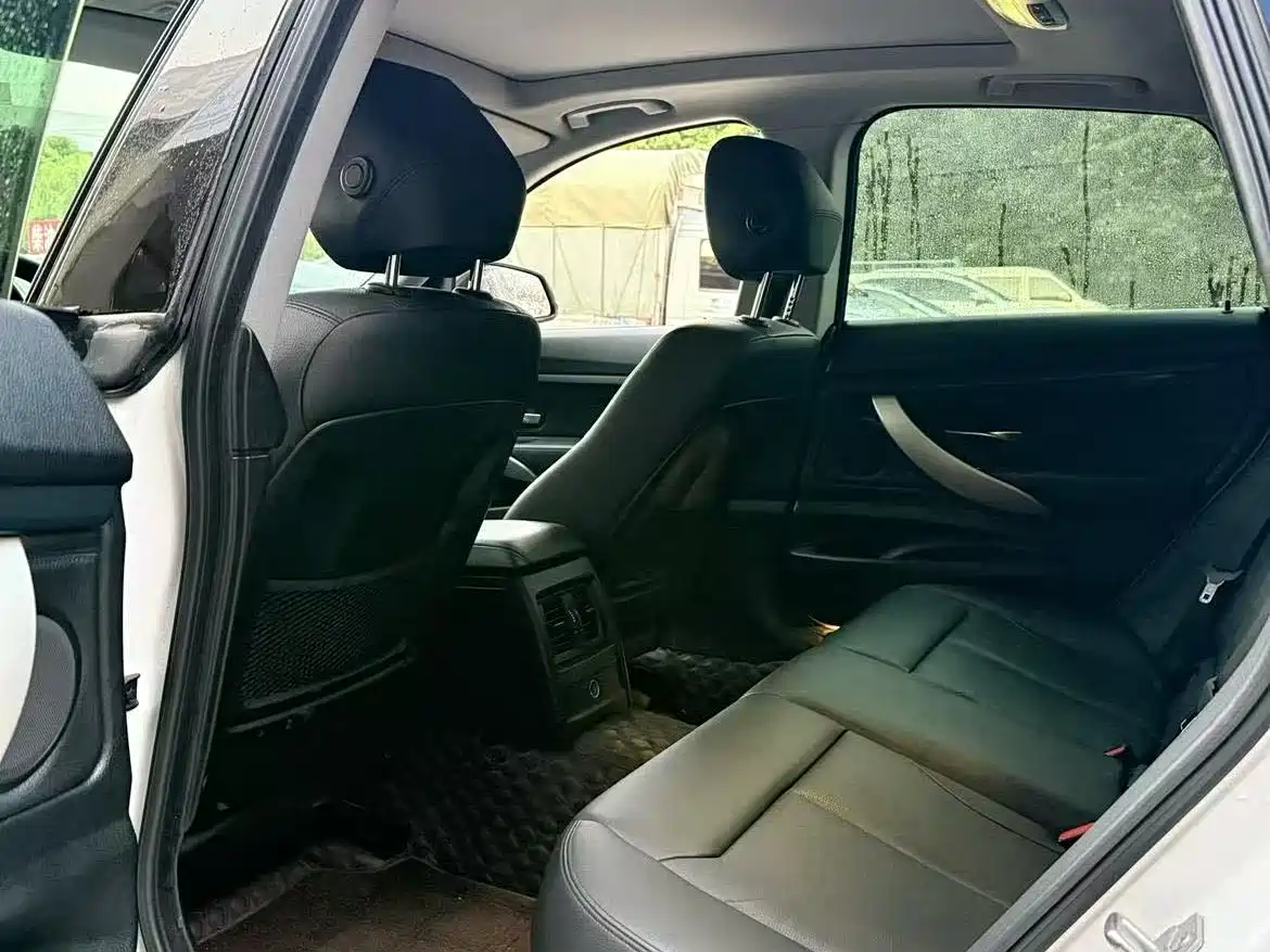 BMW 3 Series GT 2013 Model 320i Leading фото 6