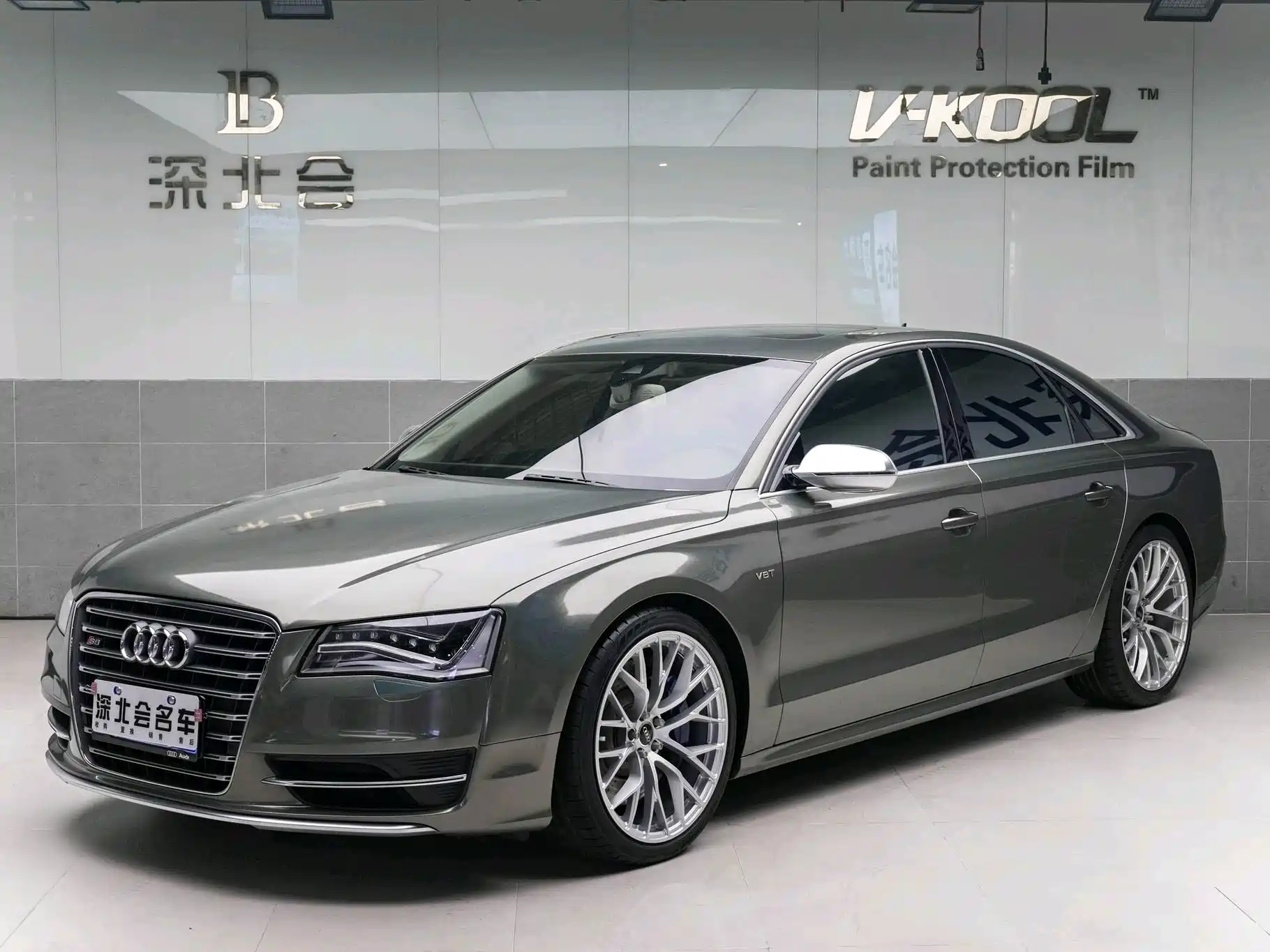 Фото 1 - Audi S8