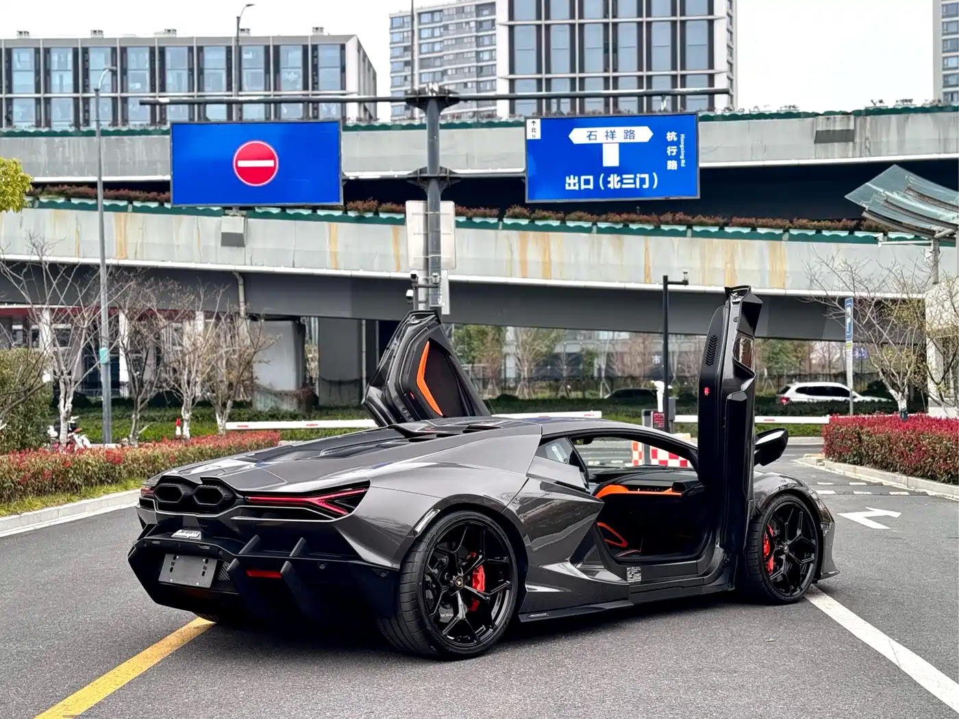 LAMBORGHINI REVUELTO