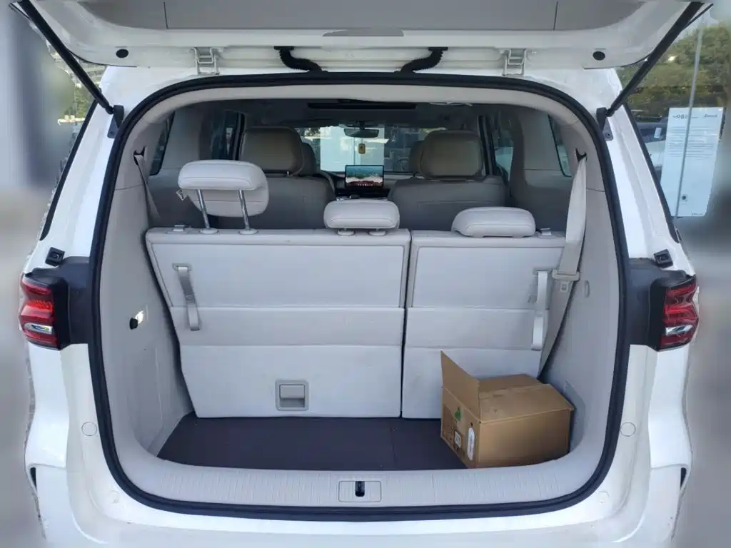 Roewe iMAX8 EV 2025 2025 Model 1.5T DMH Land Premium Edition