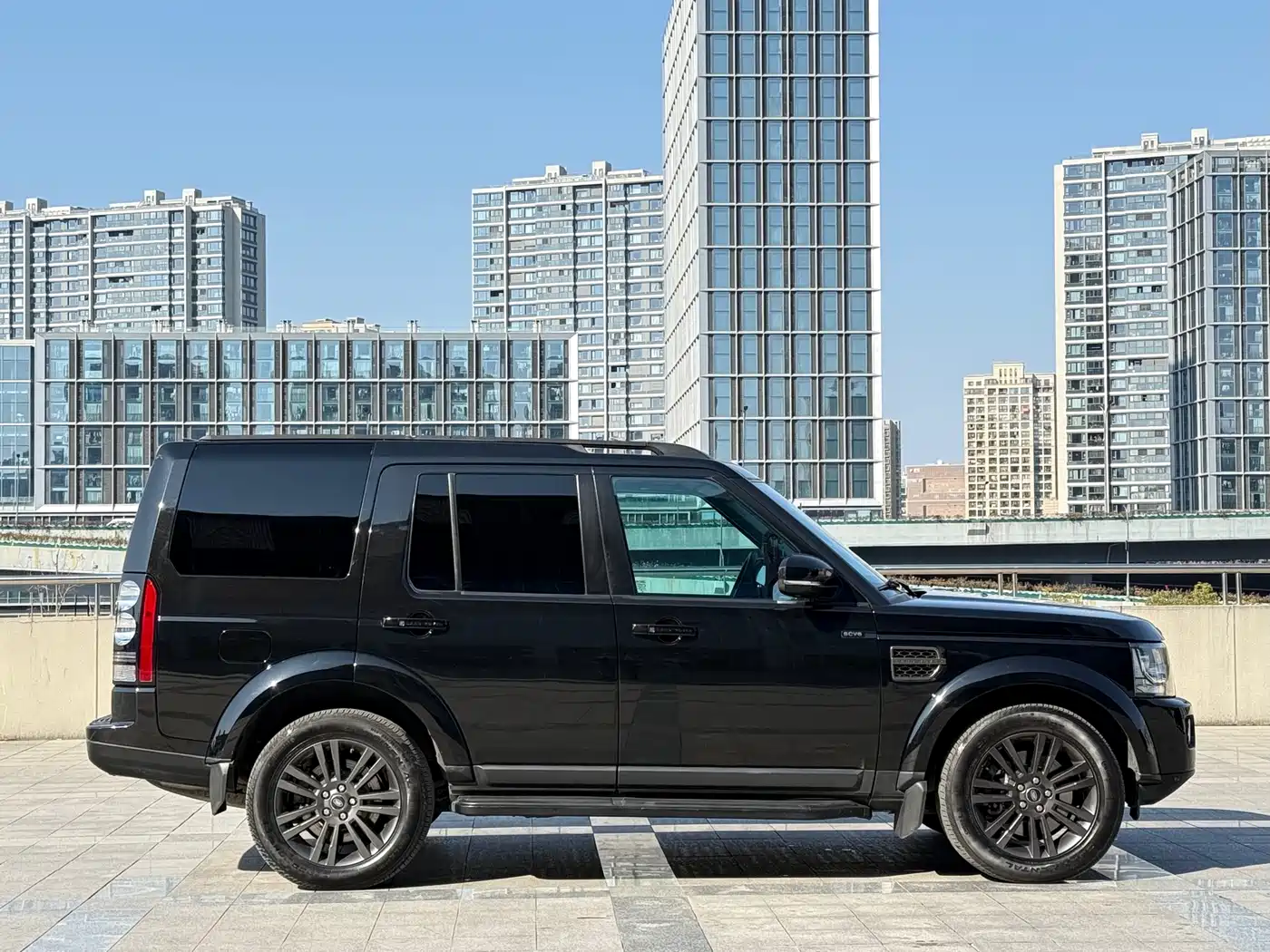 Land Rover Discovery 2015 3.0 SC V6 SE фото 13