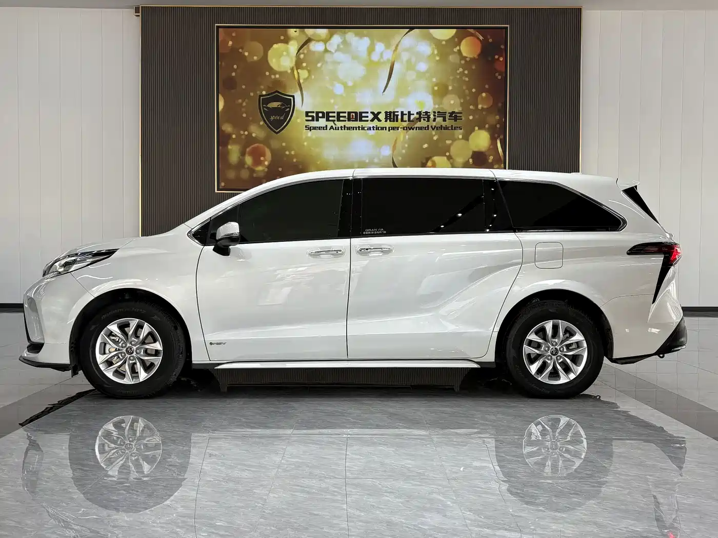 Toyota Granvia 2024 2.5L Hybrid Comfort фото 17