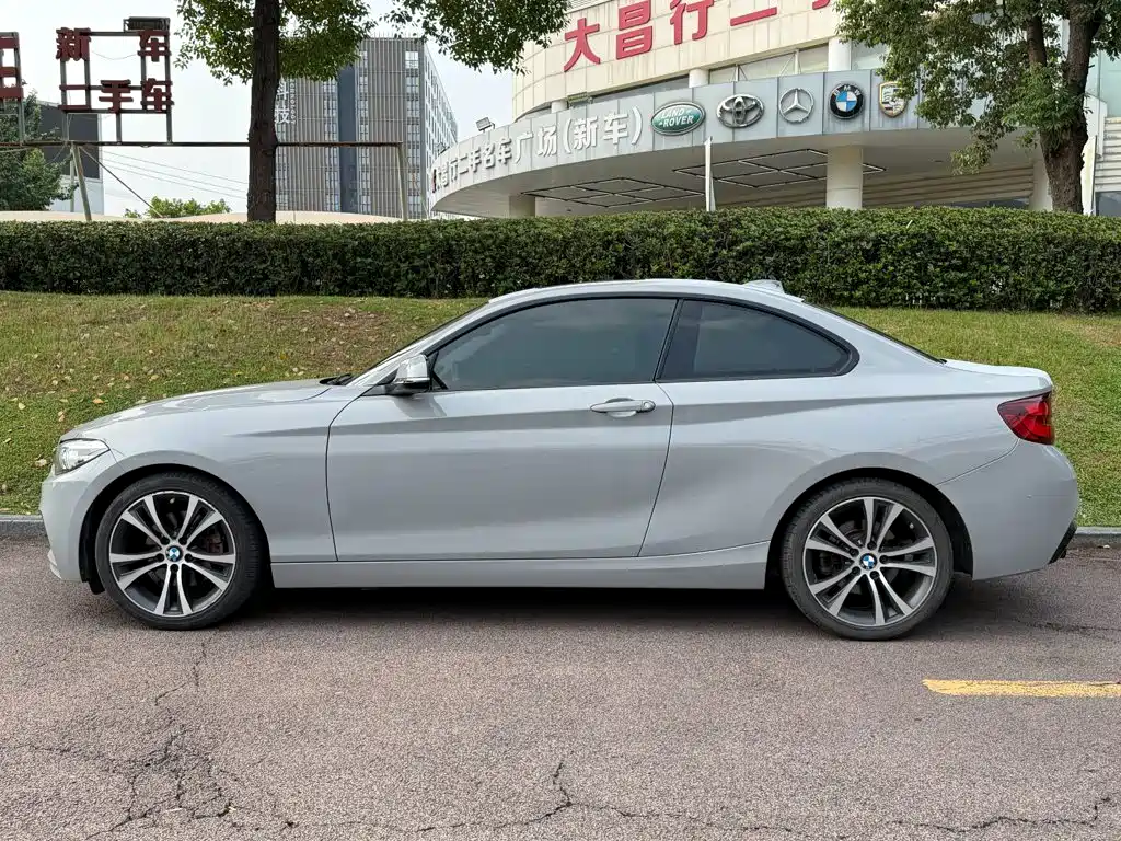 Photo 3 - BMW 2 Series (Import)