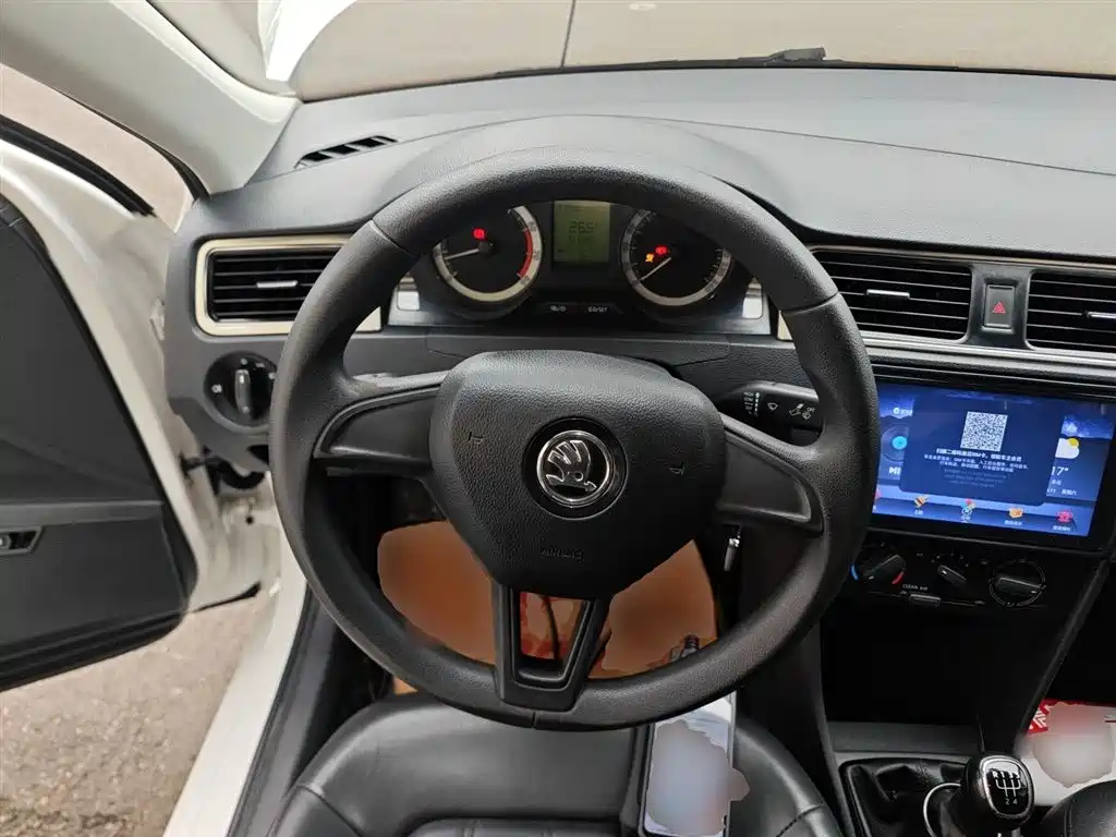 Škoda Rapid 2018 1.6L Manual Standard Edition фото 11