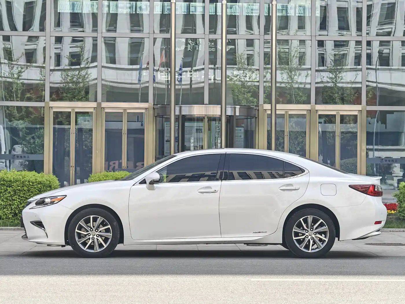 Lexus ES 2015 300h Comfort Edition фото 2