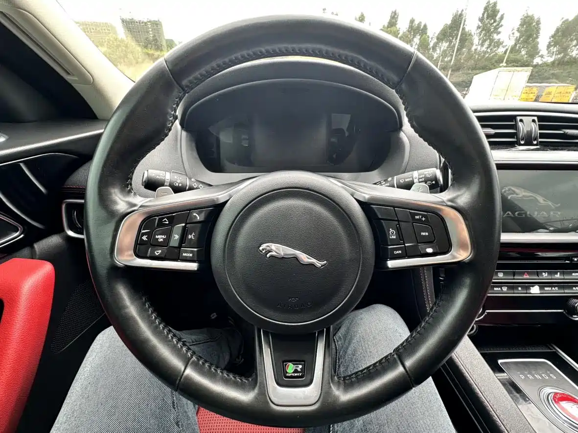Фото 13 - Jaguar F-PACE