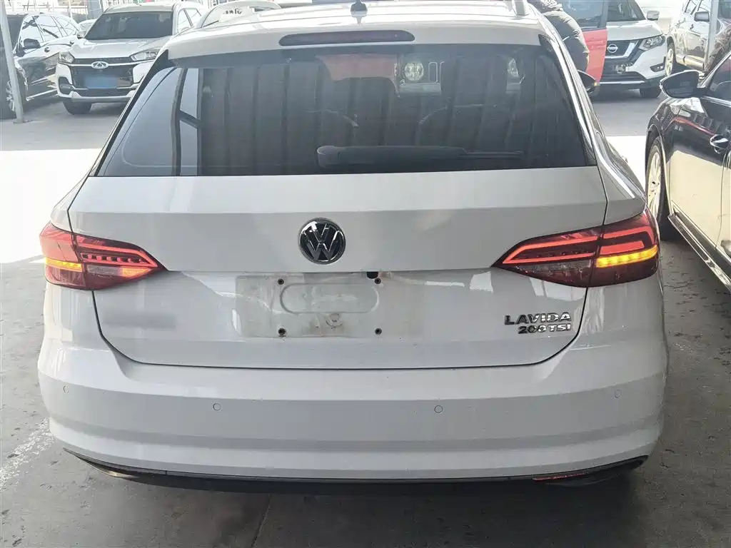 Volkswagen Lavida 2018 Hatchback 200TSI DSG Comfort Edition China V фото 4