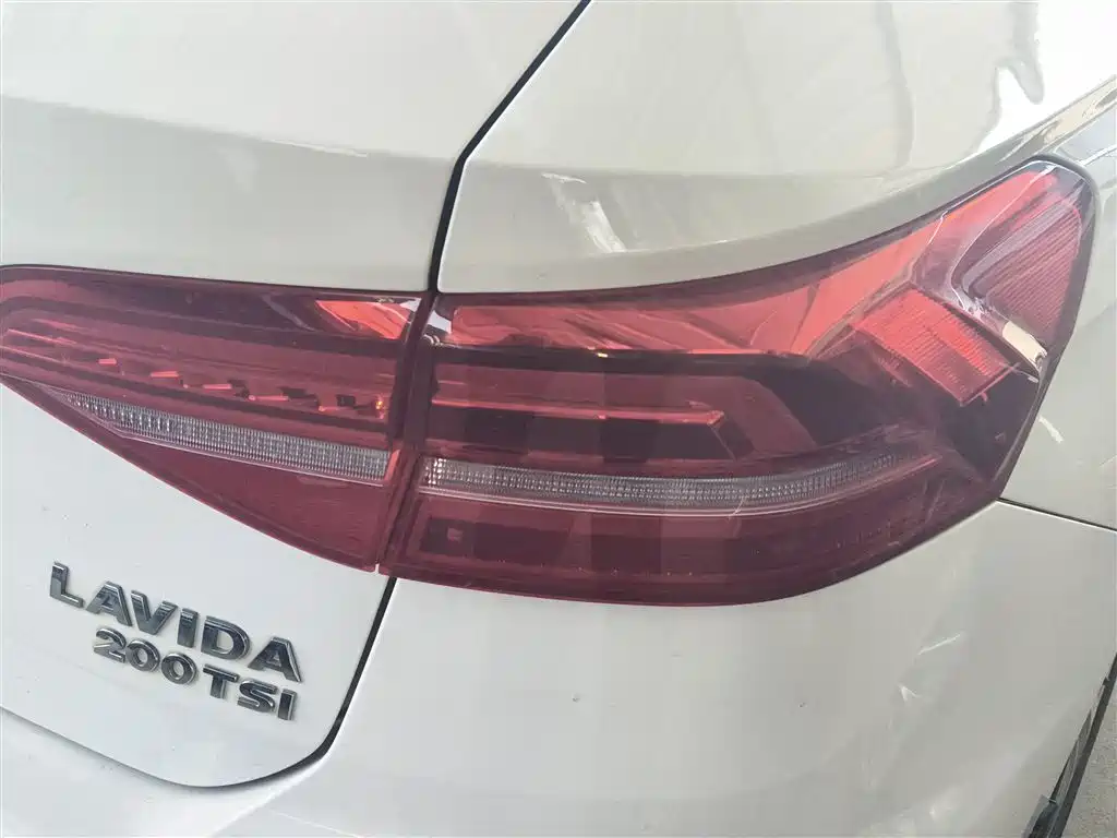 Volkswagen Lavida 2018 Hatchback 200TSI DSG Comfort Edition China V фото 24