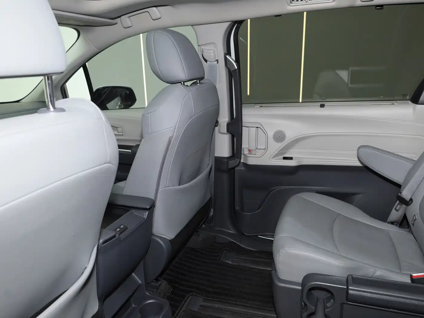 Toyota Granvia 2024 2023 2.5L Hybrid Luxury Edition