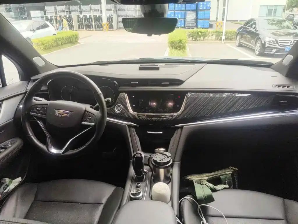 Фото 12 - Cadillac XT6