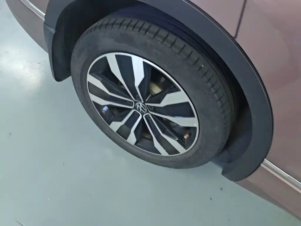 Photo 22 - Volkswagen Tiguan L