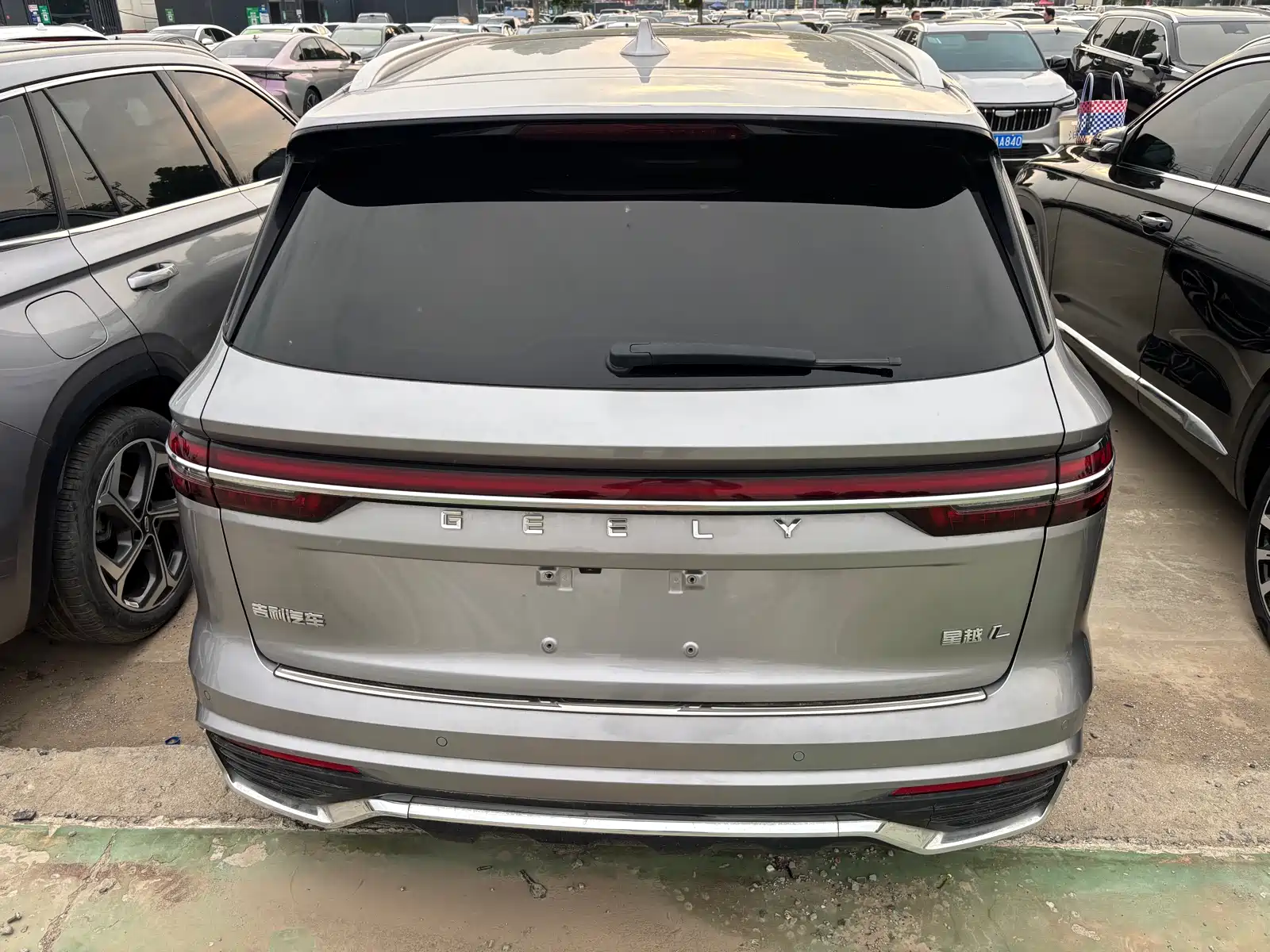 Фото 8 - Geely Monjaro