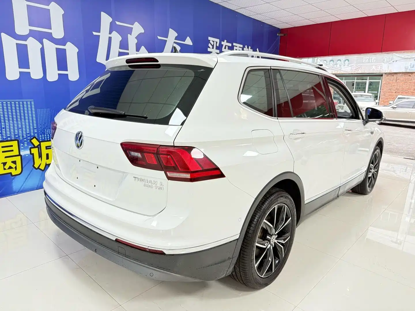 Фото 8 - Volkswagen Tiguan L