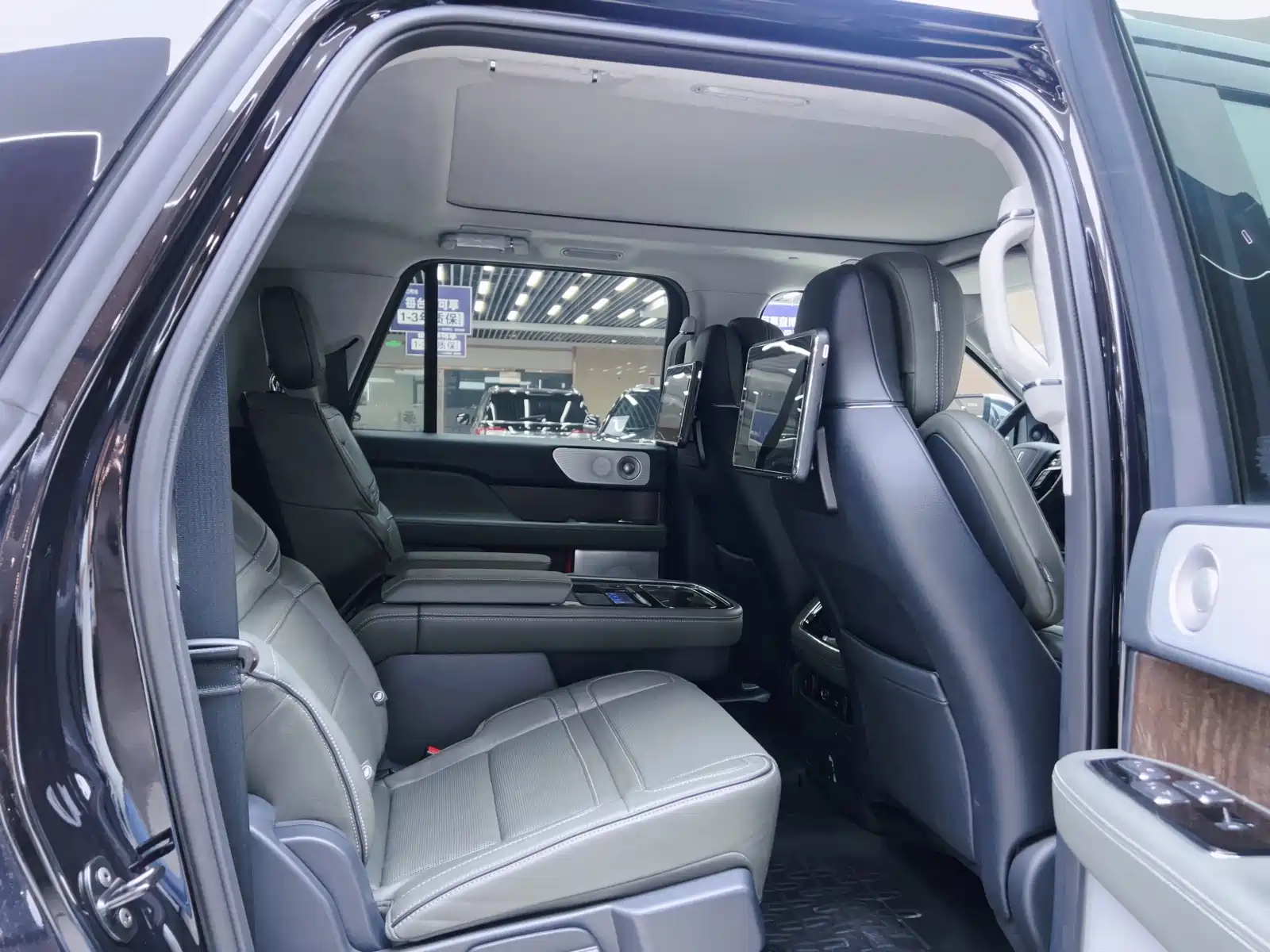Фото 8 - Lincoln Navigator