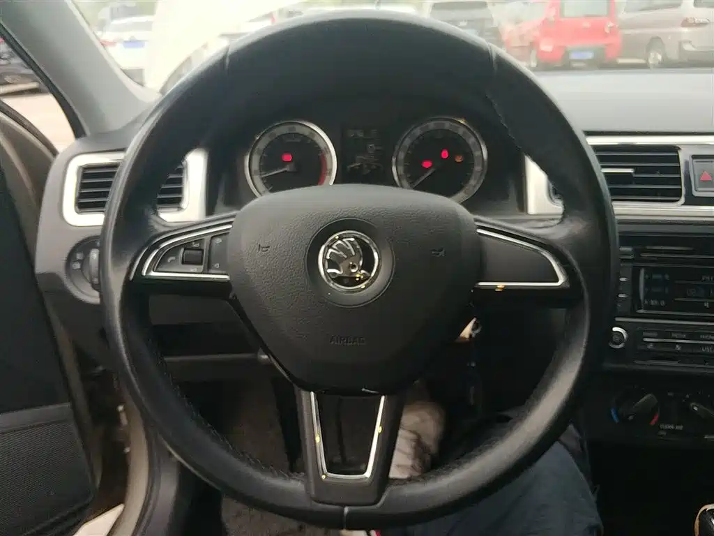 Škoda Rapid 2018 1.6L Automatic Comfort Edition фото 7