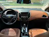 Photo 10 - Chevrolet Cruze