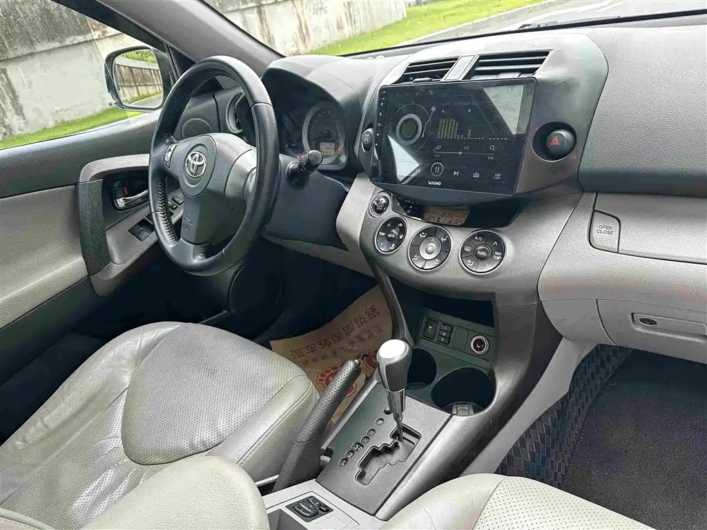 Фото 18 - Toyota RAV4