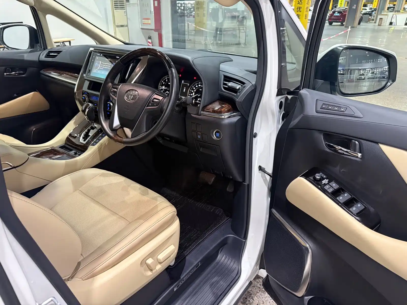 Фото 9 - Toyota Alphard