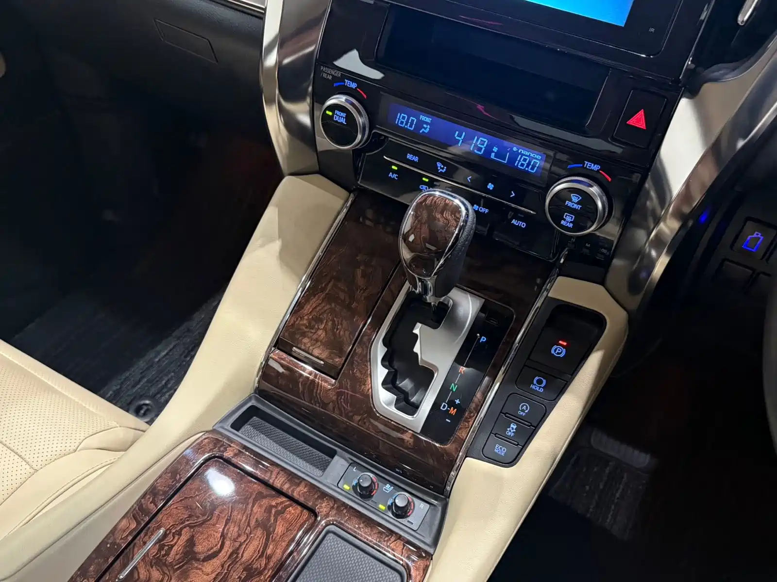 Фото 14 - Toyota Alphard