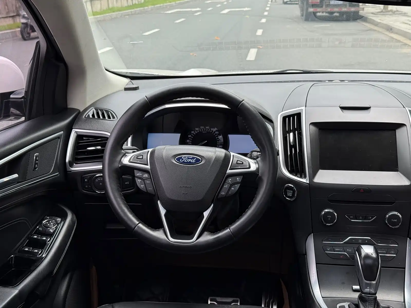 Фото 25 - Ford Edge