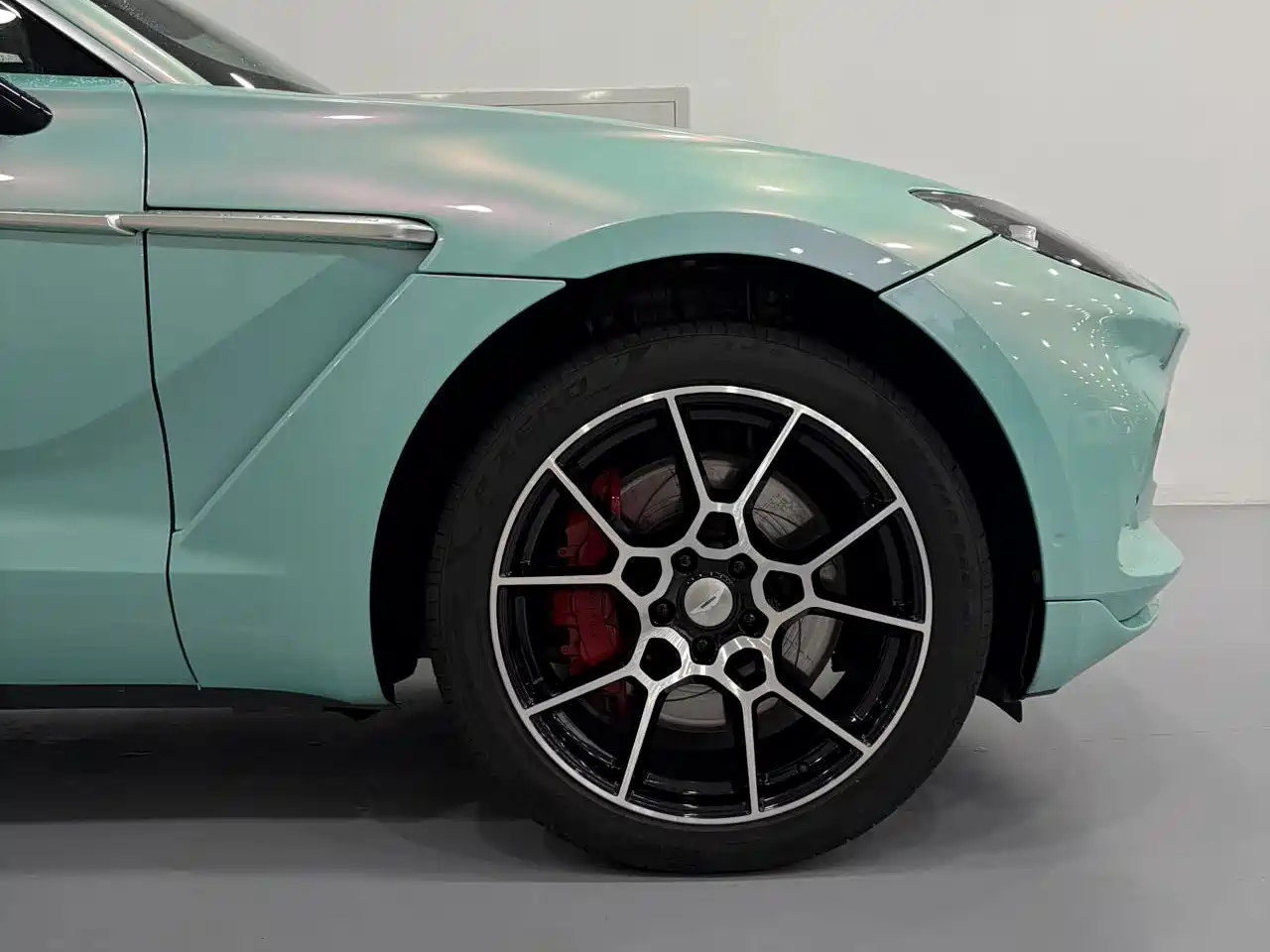 Aston Martin DBX 2021 2021 4.0T V8 Realm of Simplicity