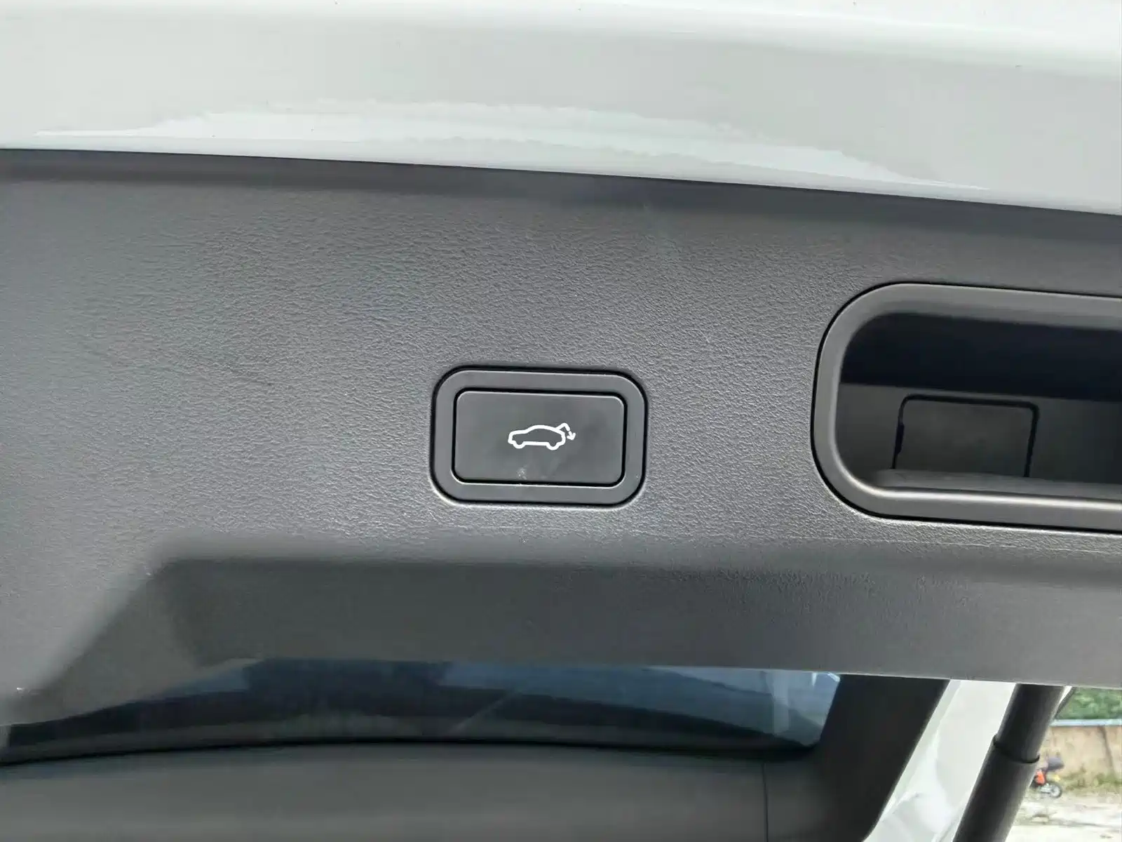 Фото 12 - Geely Atlas L
