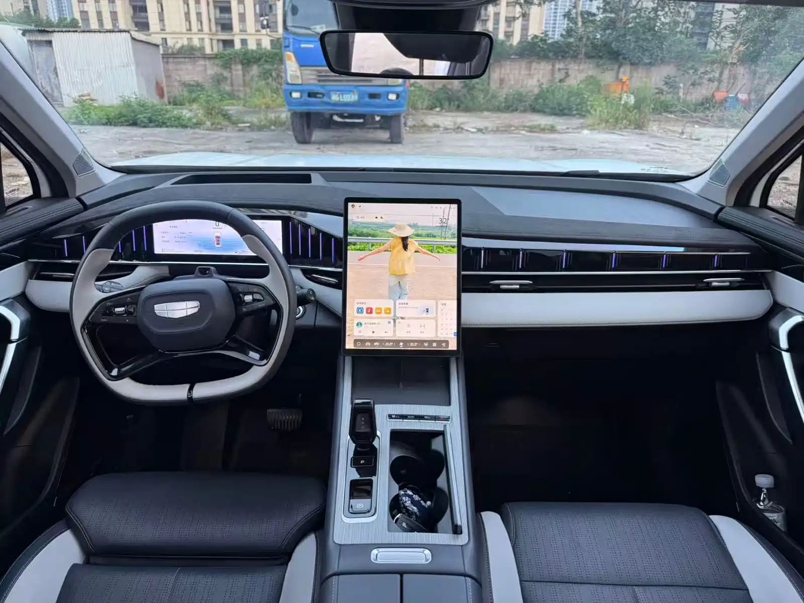 Фото 6 - Geely Atlas L