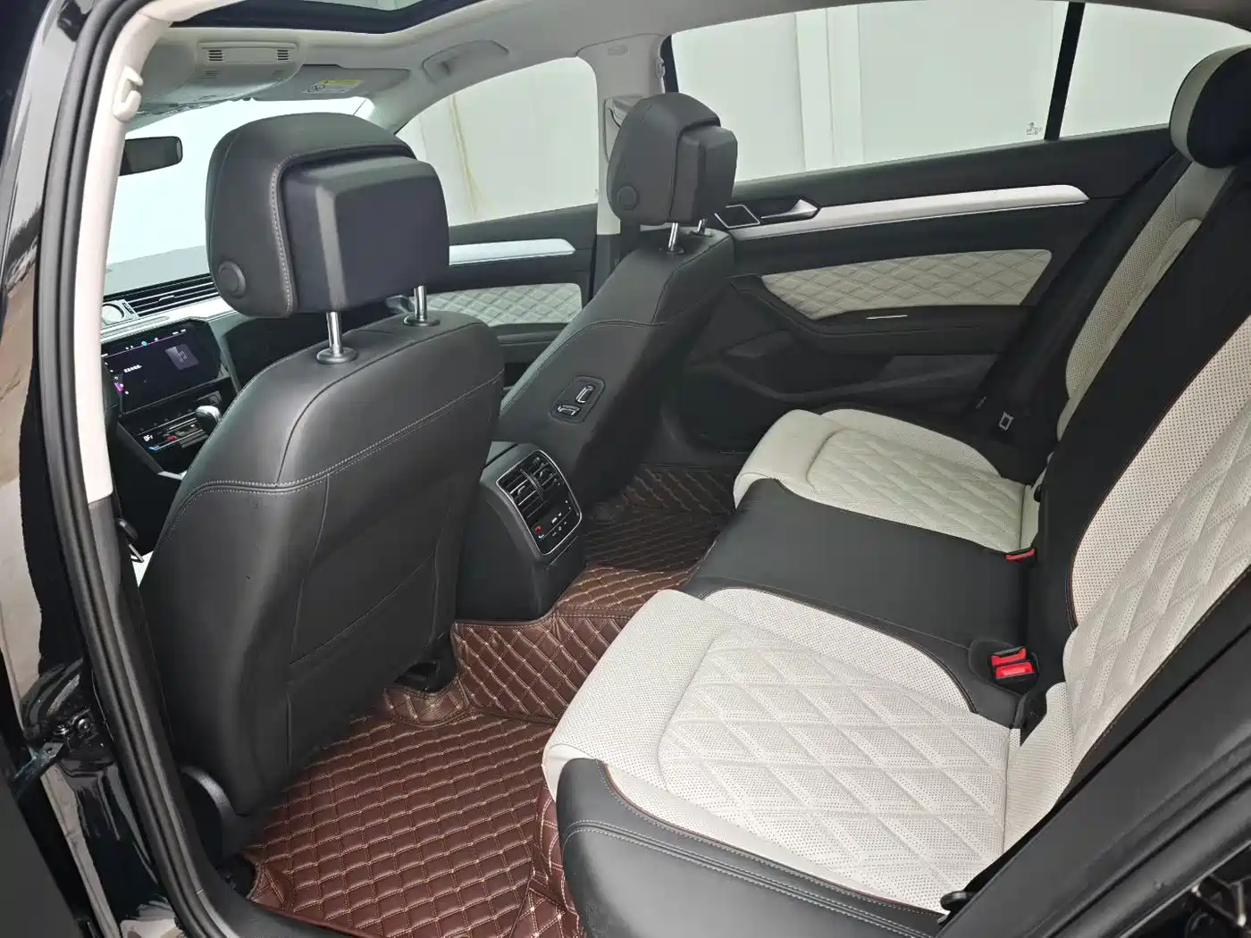 Volkswagen Magotan 2023 Model 2 Million Commemorative Edition 330TSI DSG Luxury фото 6