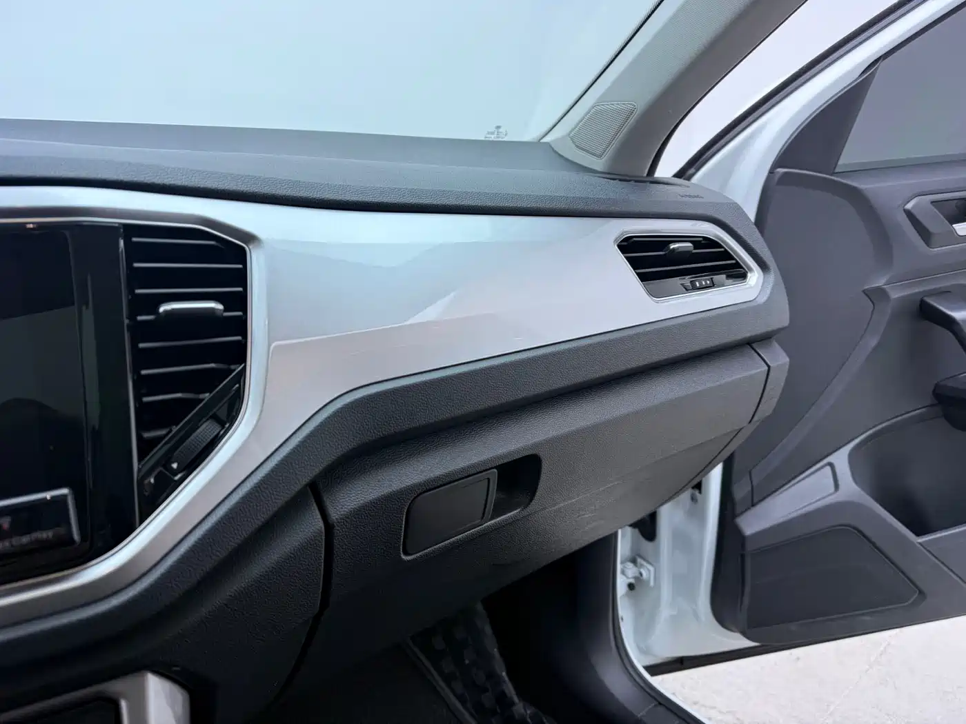 VOLKSWAGEN T ROC EXPLORING SONGS