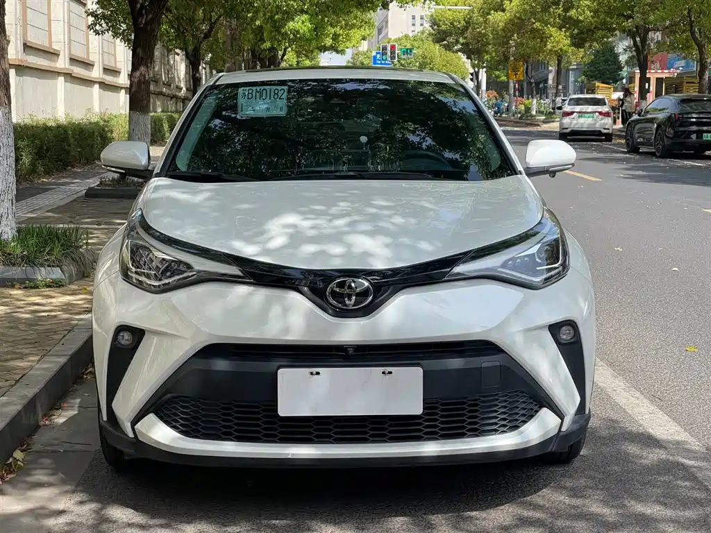 Toyota C-HR 2021 2.0L Luxury Edition фото 2