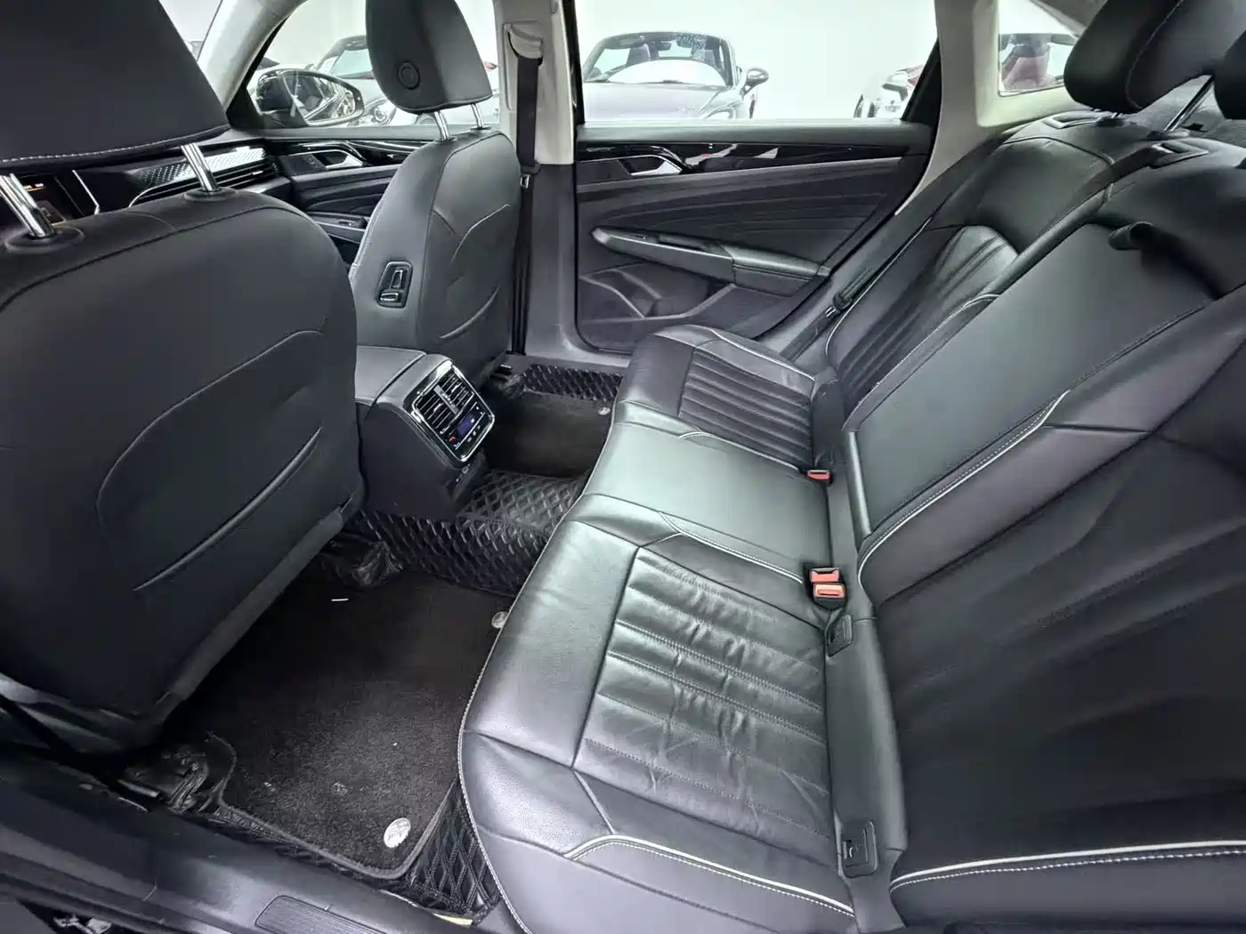 Volkswagen Passat 2023 330TSI Starlight Elite Edition фото 8