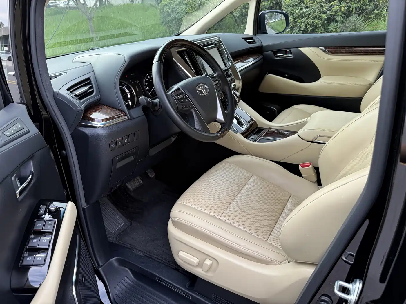 Toyota Alphard 2019 Hybrid 2.5L Luxury фото 7