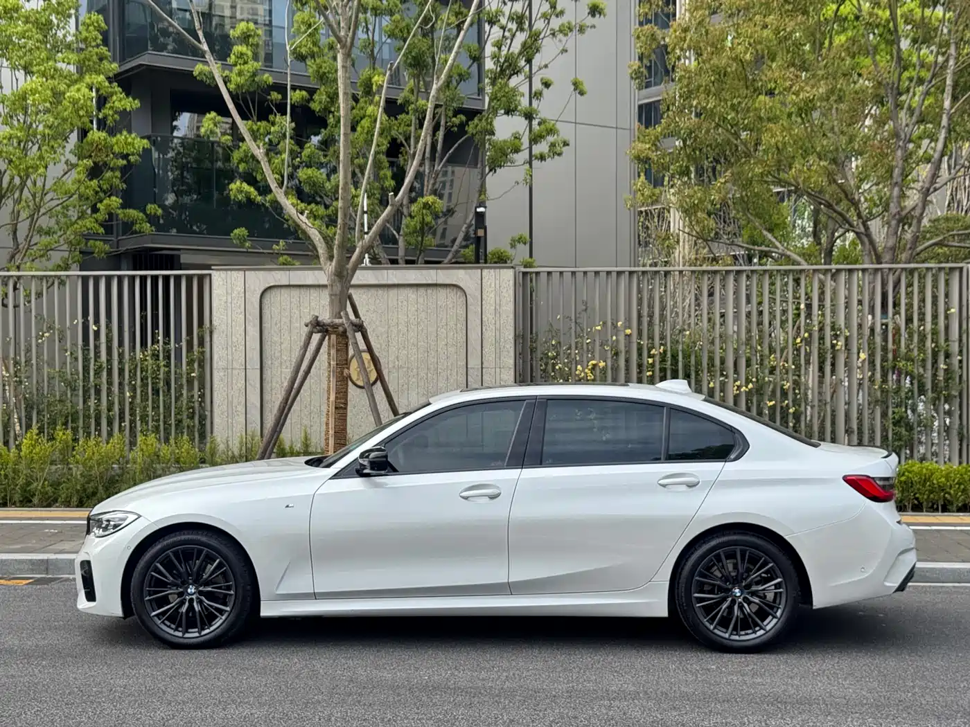 BMW 3 Series 2021 325Li M Sport Night Edition фото 5