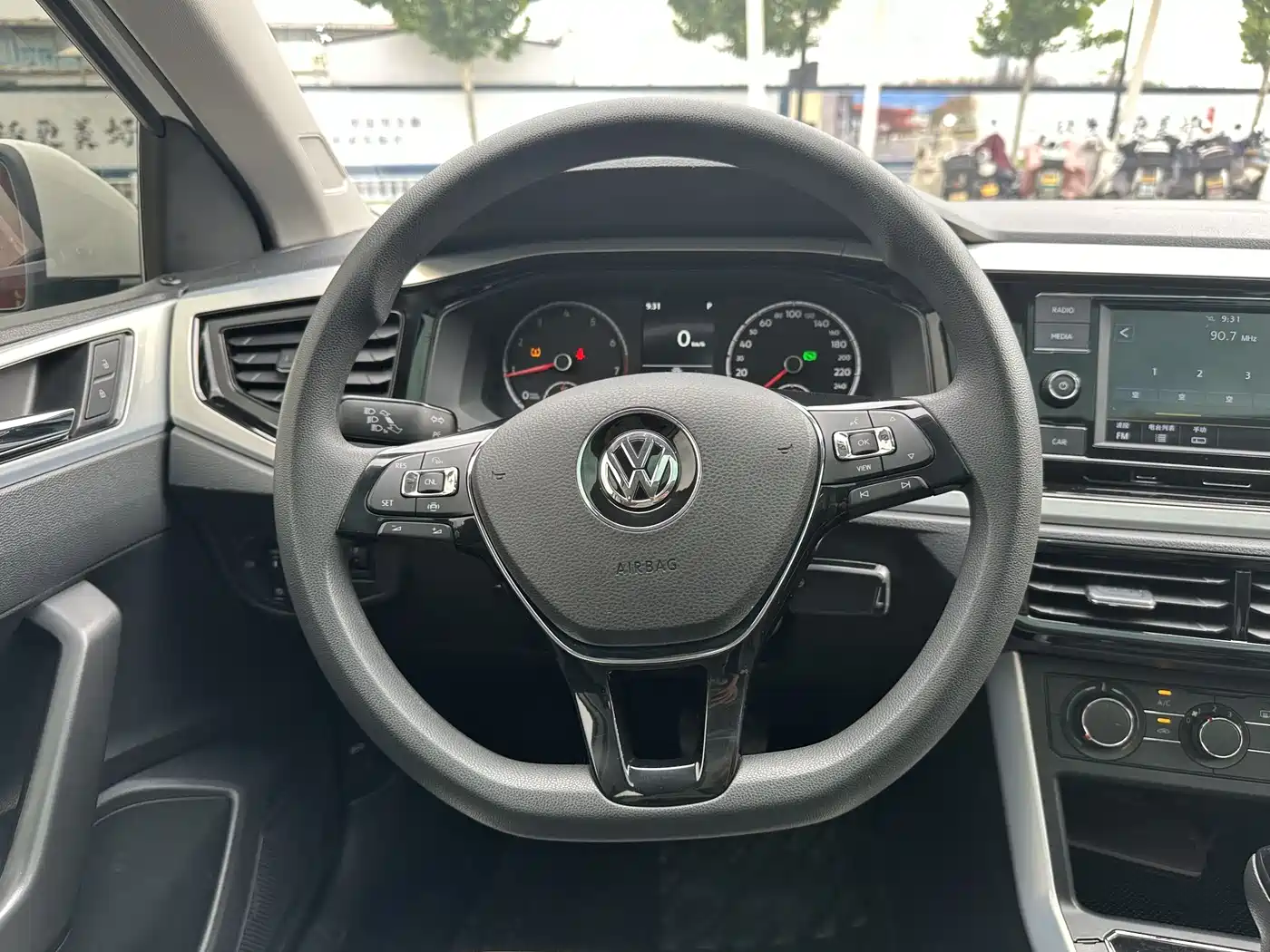 VOLKSWAGEN POLO