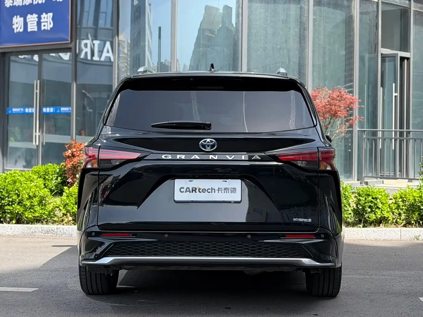 Toyota Granvia 2022 2.5L Hybrid Noble Edition фото 4
