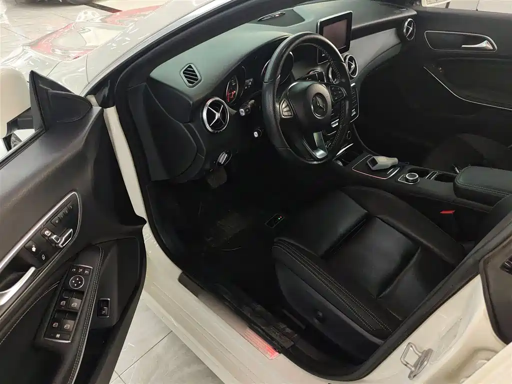 Mercedes-Benz CLA (Import) 2017 CLA 200 Fashion фото 16