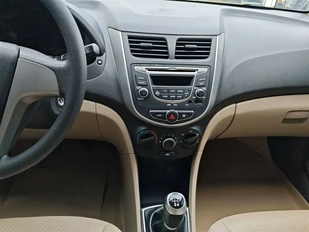 Hyundai Verna 2014 1.4L Manual Smart GLS фото 13