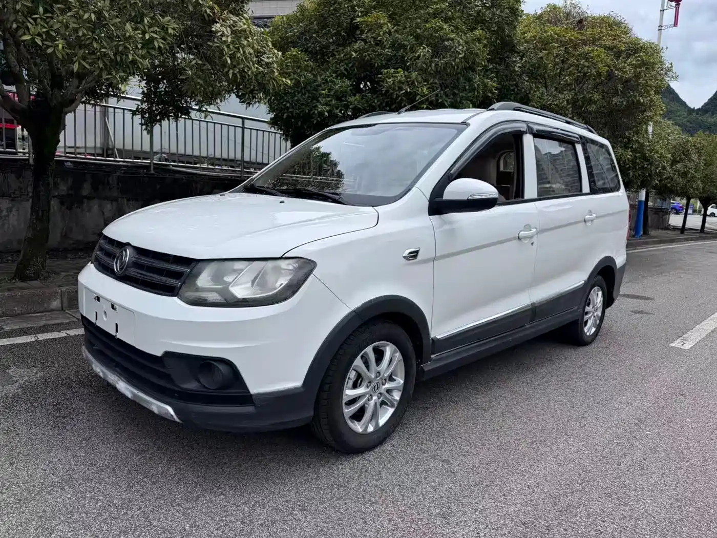 Dongfeng Fengguang Fengguang 360 2015 2015 Model 1.5L Manual Comfort 5-seater China IV