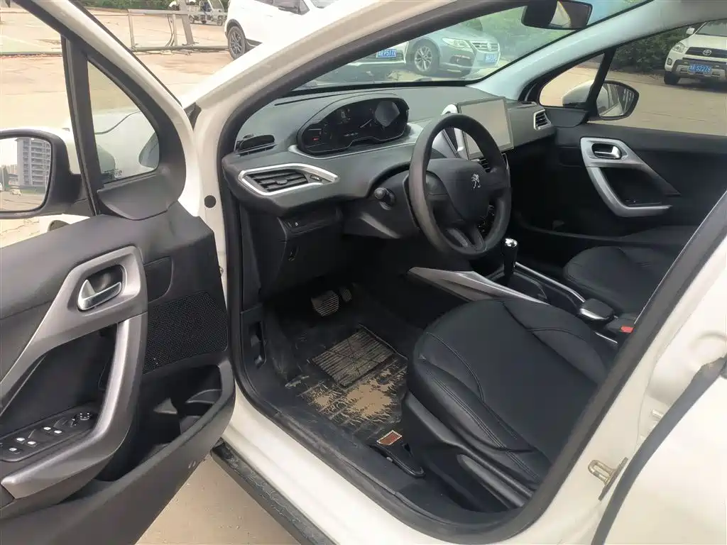 Peugeot 2008 2014 1.6L Automatic Trend Edition фото 16