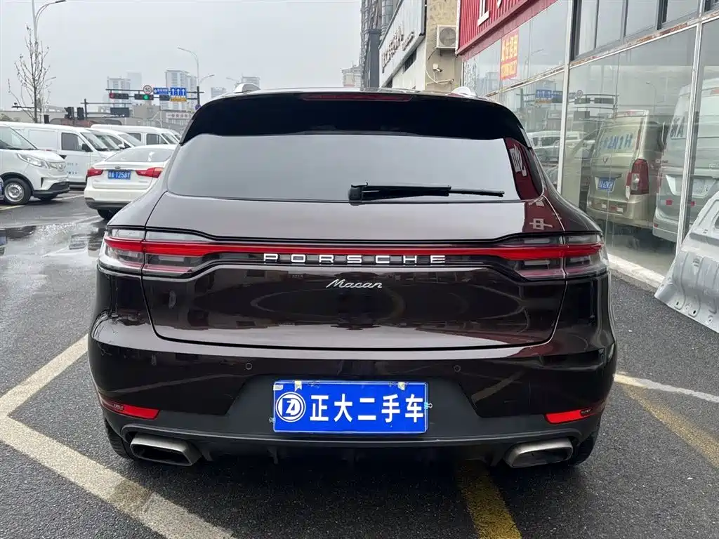 PORSCHE MACAN