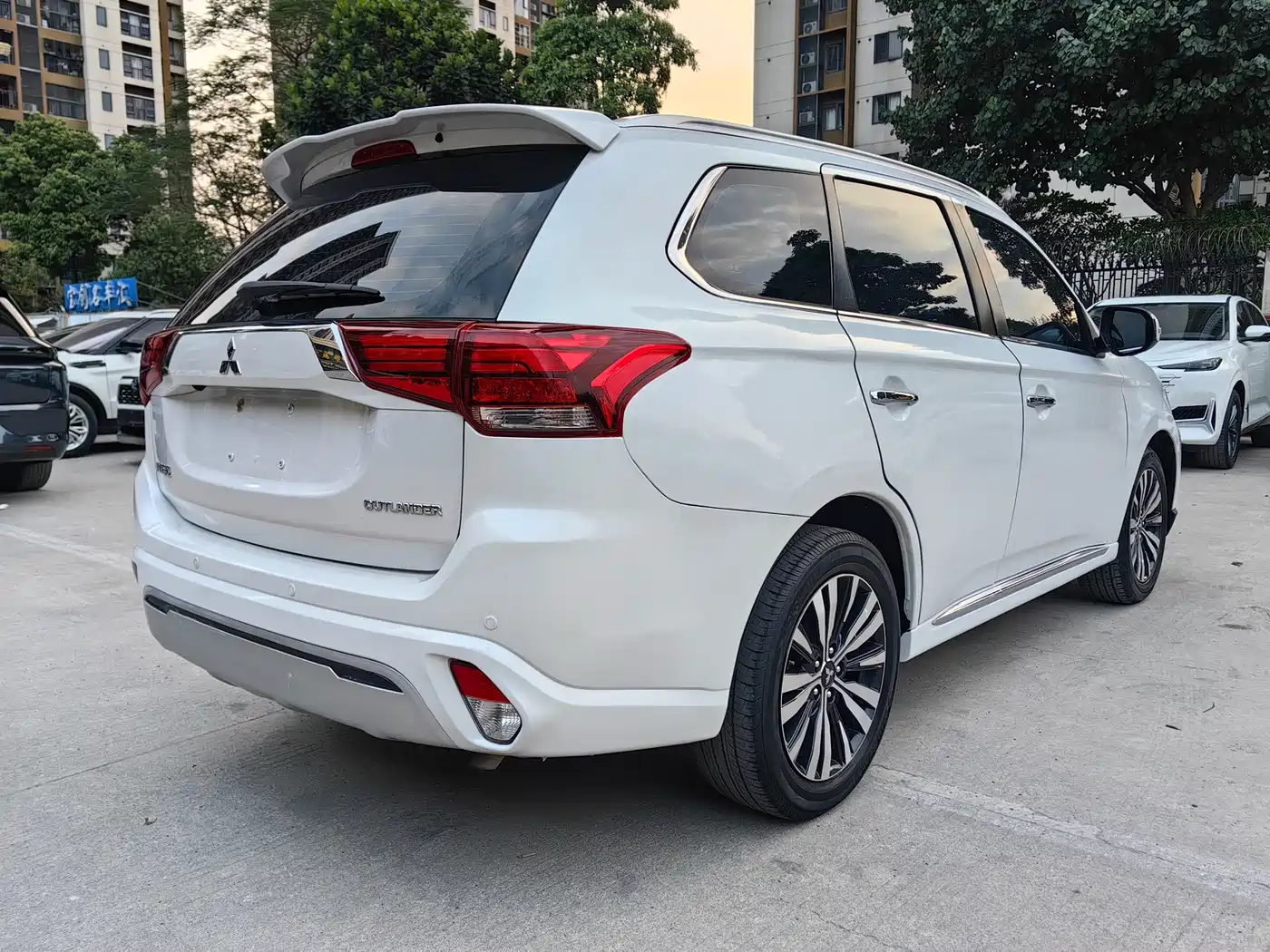 MITSUBISHI OUTLANDER