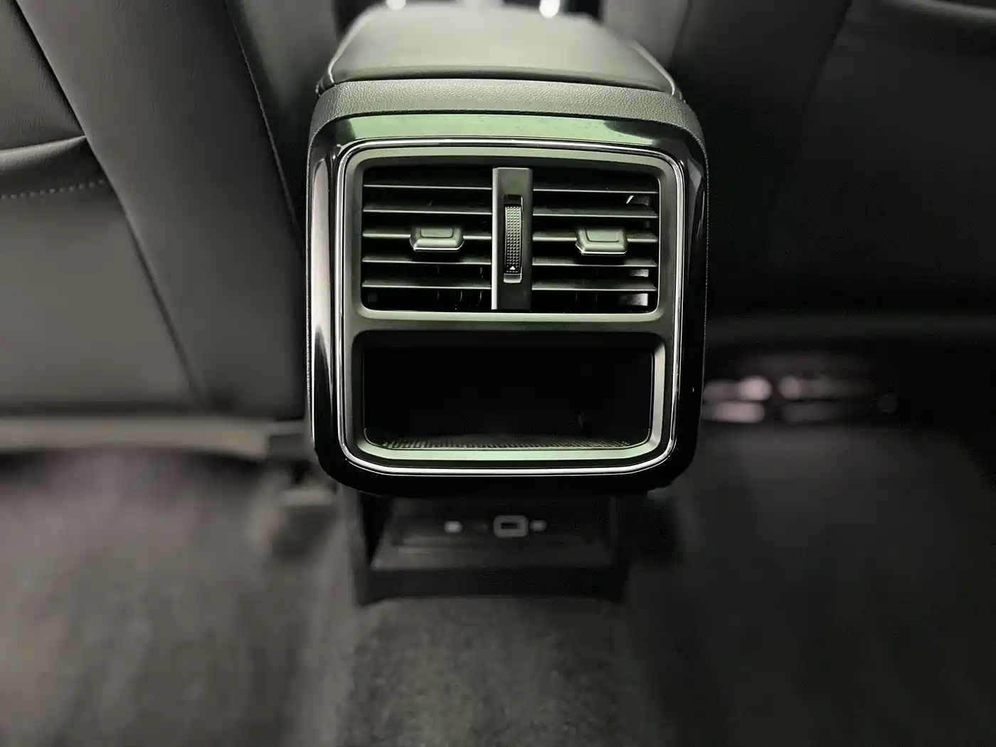 Volkswagen Passat 2022 330TSI Luxury Edition фото 24