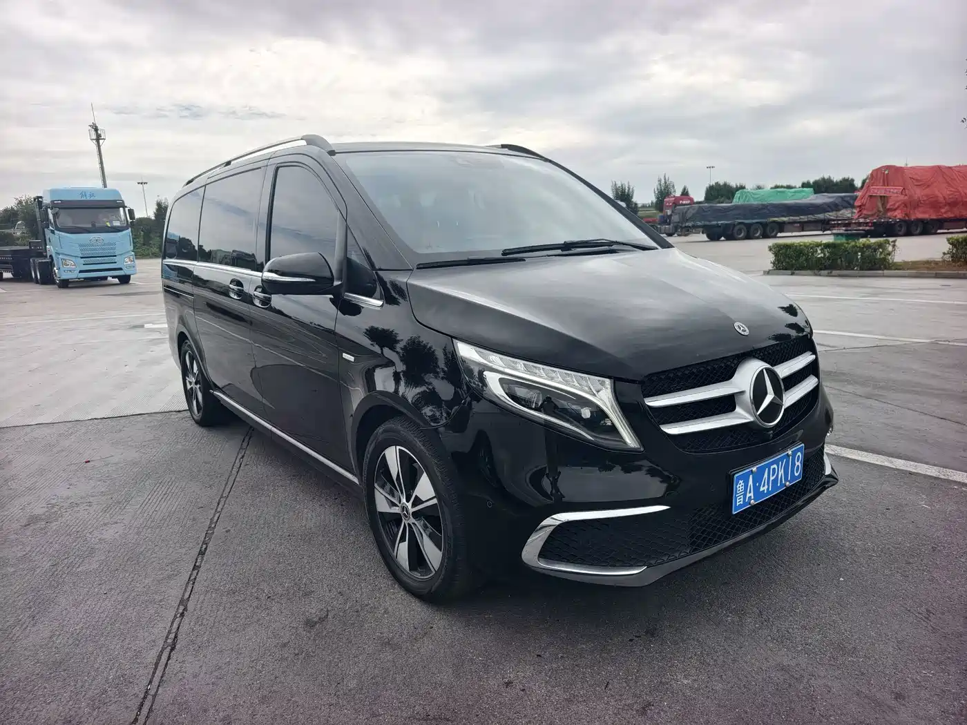 Photo 2 - Mercedes-Benz V-Class