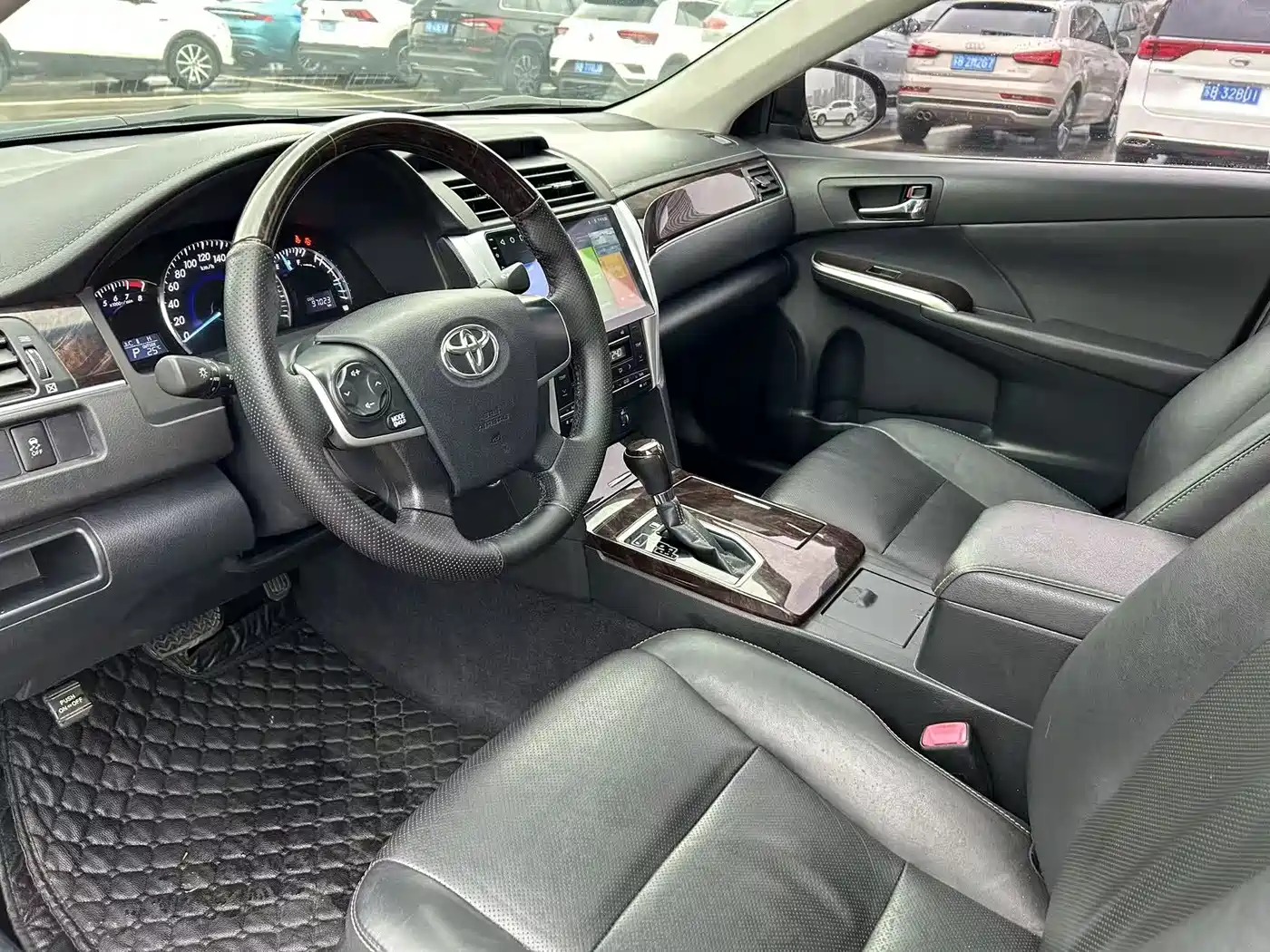 Toyota Camry 2016 2.0G 10th Anniversary Leading Edition фото 14