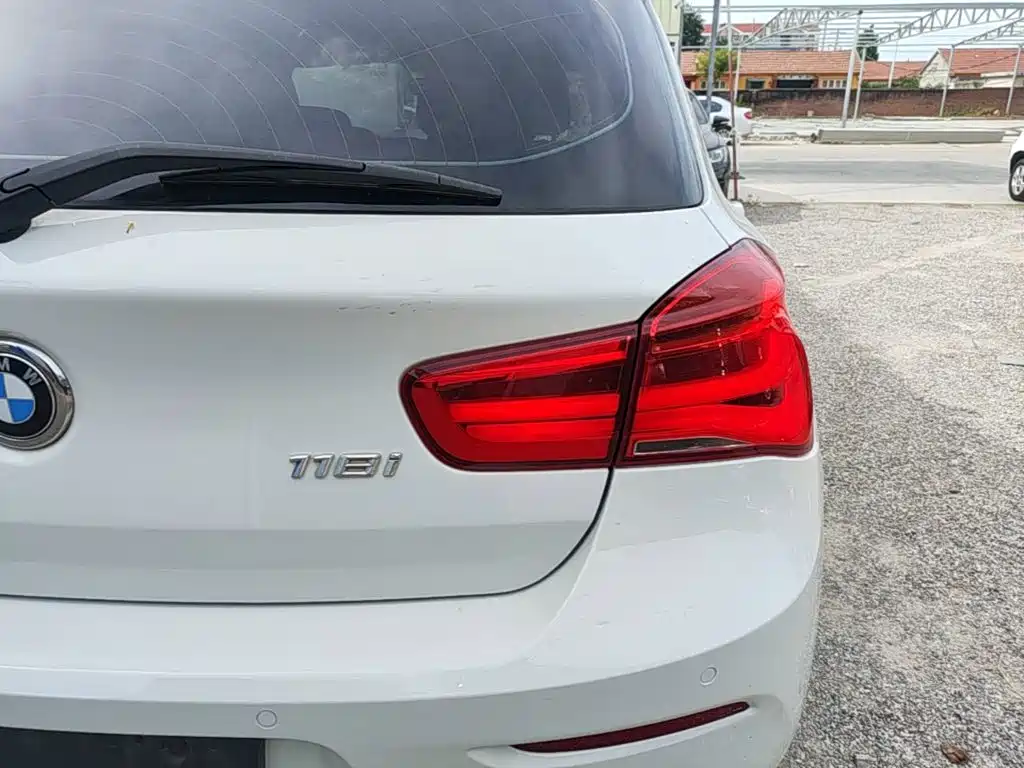 Photo 24 - BMW 1 Series (Import)