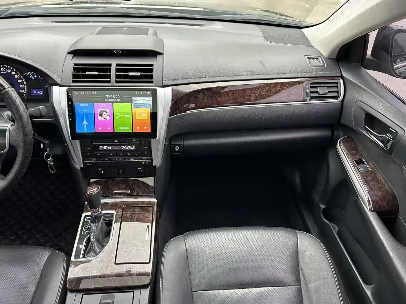 Toyota Camry 2016 2.0G 10th Anniversary Leading Edition фото 17