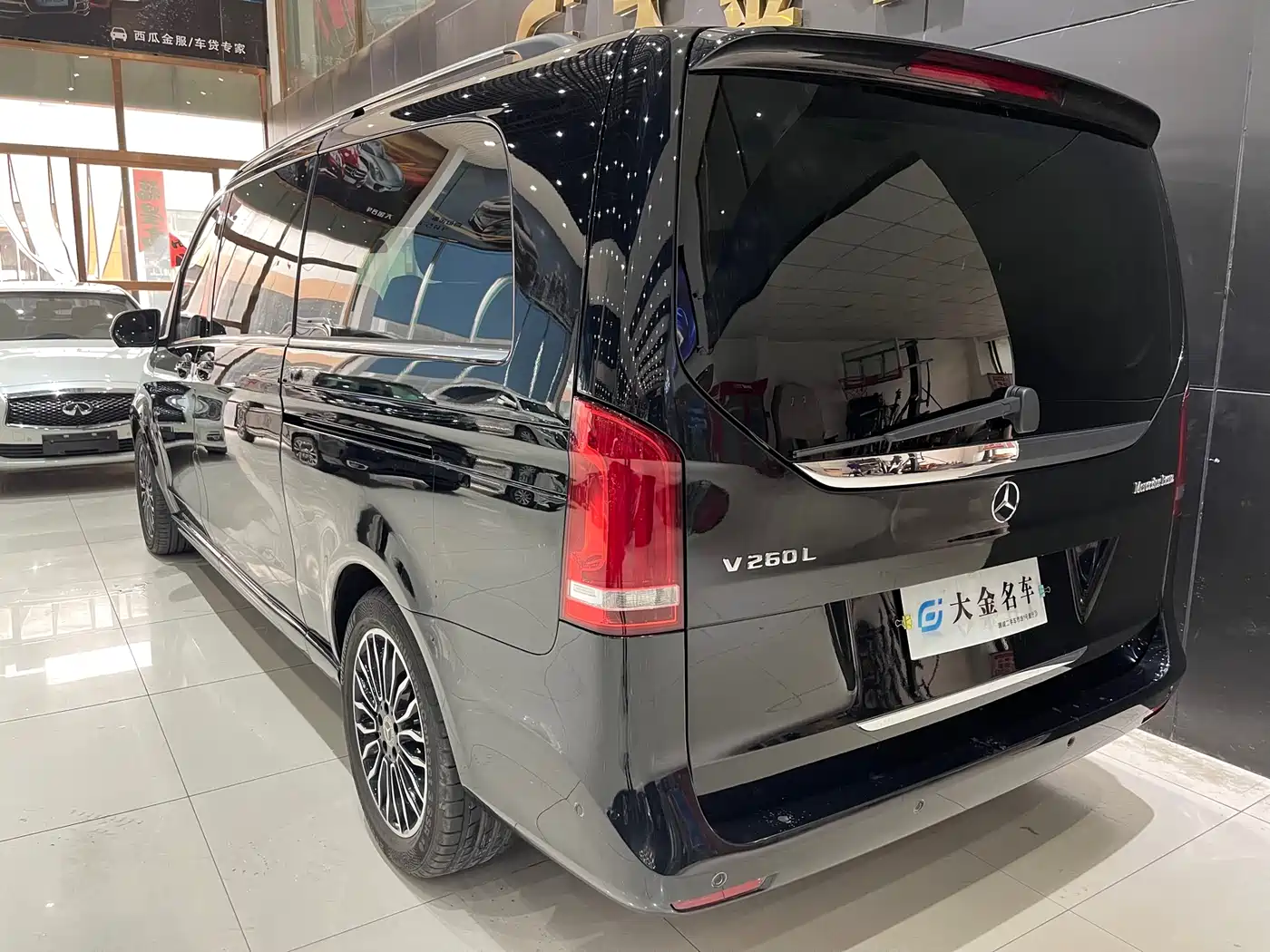 Mercedes-Benz V-Class 2018 V 260 L Premium Long Wheelbase Edition China VI фото 13