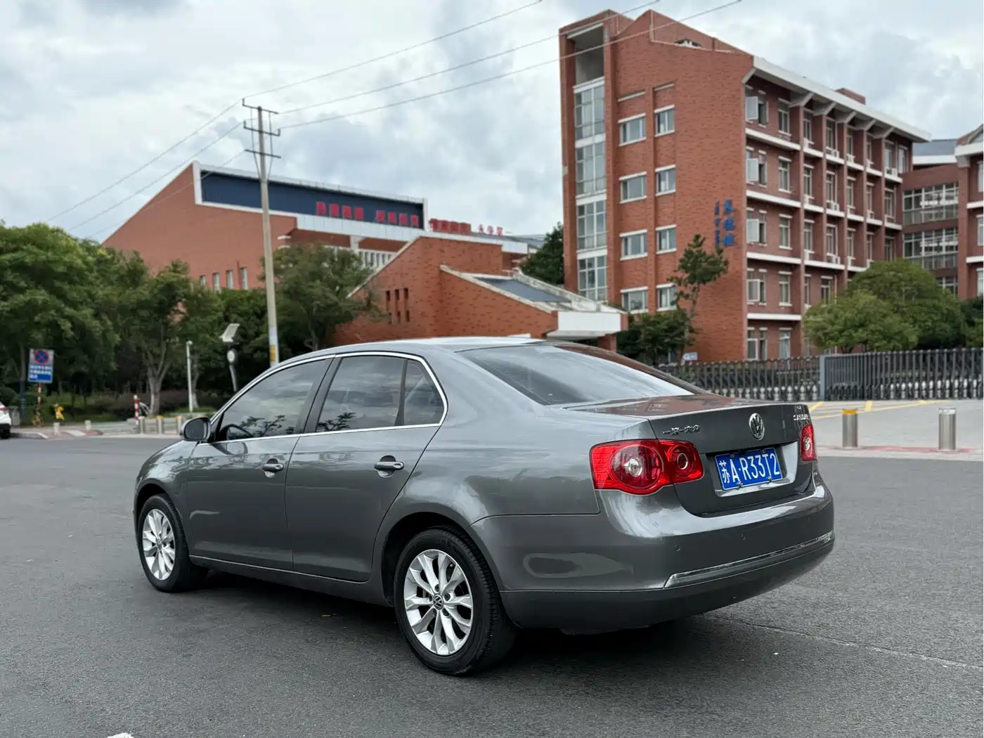 Volkswagen Sagitar 2011 1.6L Automatic Fashion фото 6