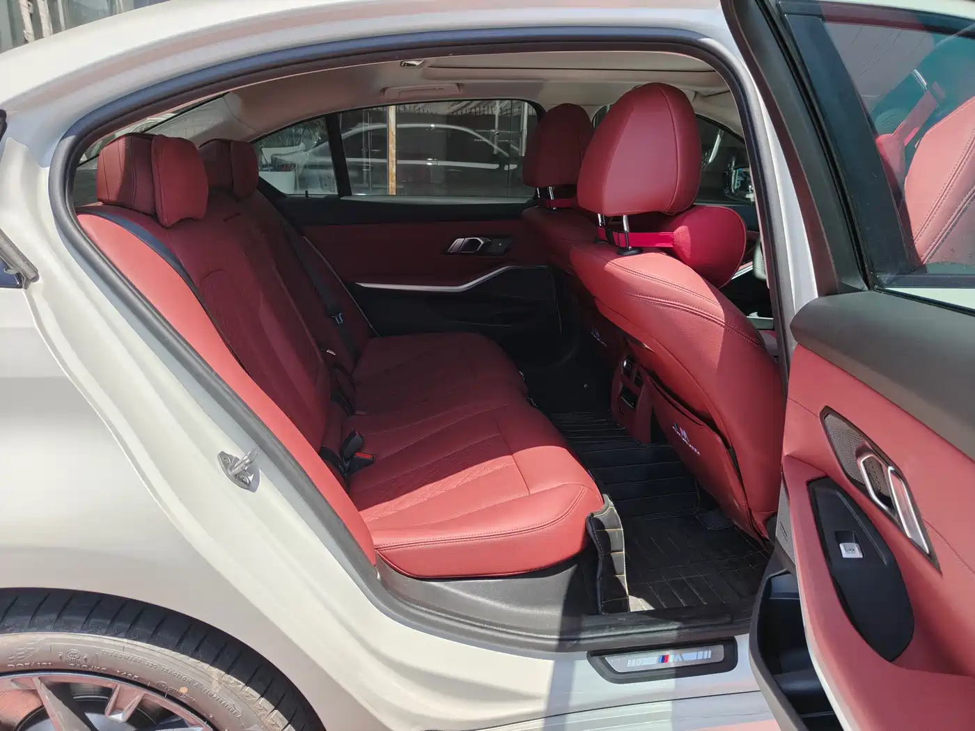 BMW 3 Series 2025 330Li M Sport Night Edition фото 14