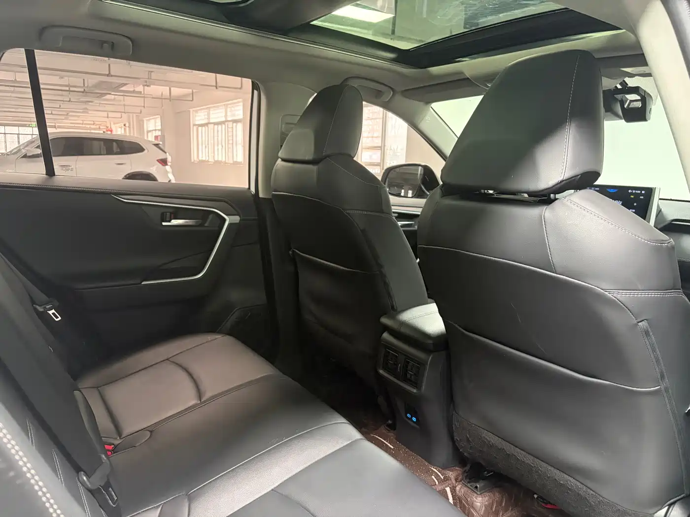 Toyota RAV4 Rongfang 2022 2.0L CVT 2WD Premium Edition фото 13